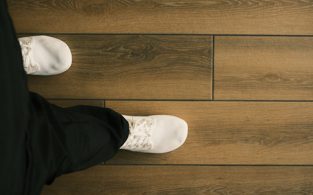 Erfaren golvläggare lägger nytt golv i Varberg