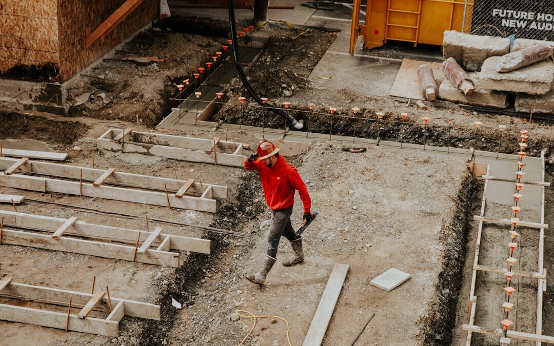Professionell golvavjämning i Borås där en hantverkare applicerar självnivellerande golvspackel på ett betonggolv.